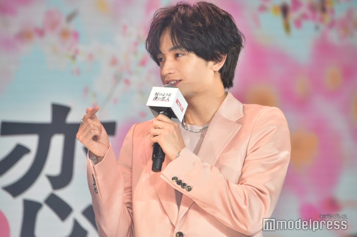 松本穂香が挨拶で「有明美さきゅっ…」と噛むと「みさキュン?みさキュンだね」と“指ハート”を作って優しくフォローしていた中島健人 (C)モデルプレス