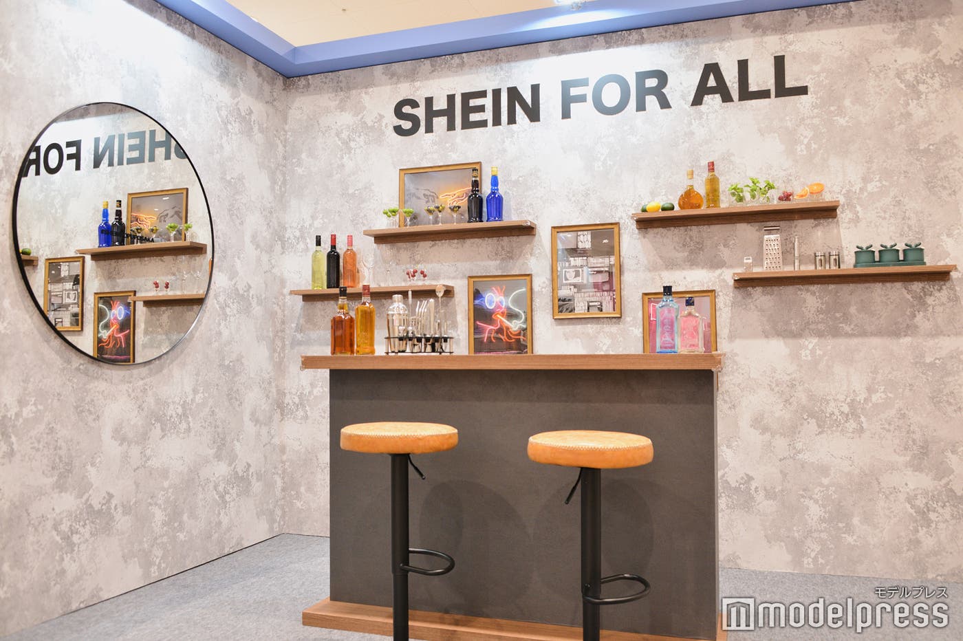 『SHEIN POPUP OSAKA』バーカウンターをイメージしたフォトスポット(C)モデルプレス