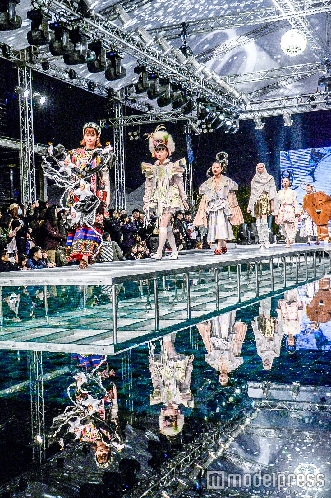 華やかな水上ランウェイ（C）モデルプレス