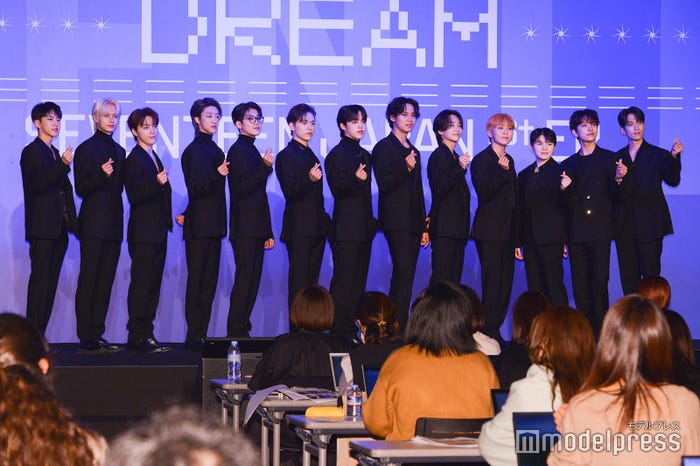 SEVENTEEN/(左から)HOSHI、JUN、DINO、THE 8、WONWOO、VERNON、S.COUPS、MINGYU、JEONGHAN、SEUNGKWAN、WOOZI、JOSHUA、DK (C)モデルプレス