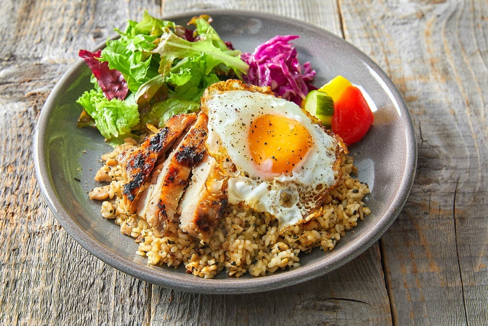 グリルチキンオーバーライス税込1,485円／画像提供：フレーバーワークス