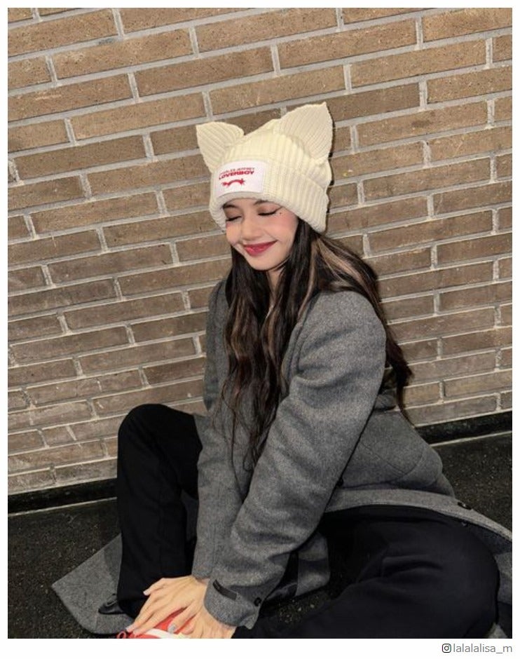SEVENTEENドギョム・BLACKPINKリサ・Stray Kidsスンミンも…韓国でトレンド“耳付きニット帽子”個性豊かなスタイリングに注目