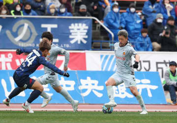 カズ、開幕戦先発も前半20分で交代 ボールタッチ数回もスタンドから拍手 シザース披露で敵の甲府サポーターが沸く異例の光景