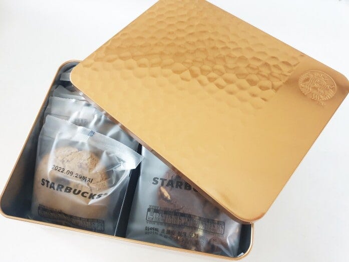 高級感あるゴールドの缶入りクッキー。チョコ味とプレーン味の2種入り