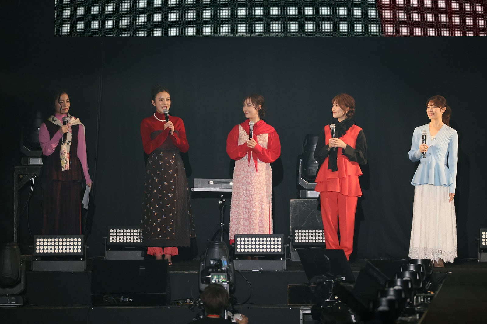 在福5局アナウンサー、FRUITS ZIPPER月足天音らとキュートにダンス “メンカラ”スタイリングで登場【カワコレ TGC】