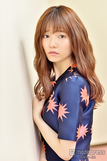 島崎遥香／ヘアメイク：白石久美子 スタイリスト：カトウ リサ（CUBE）