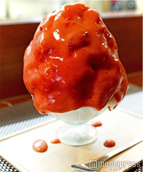 イチゴエスプーマソース900円（税込）／画像提供：ブンブンブラウカフェウィズビーハイブ