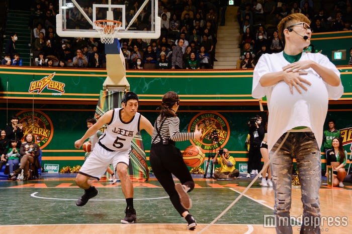 華麗なプレーも披露/秋元才加(中央)