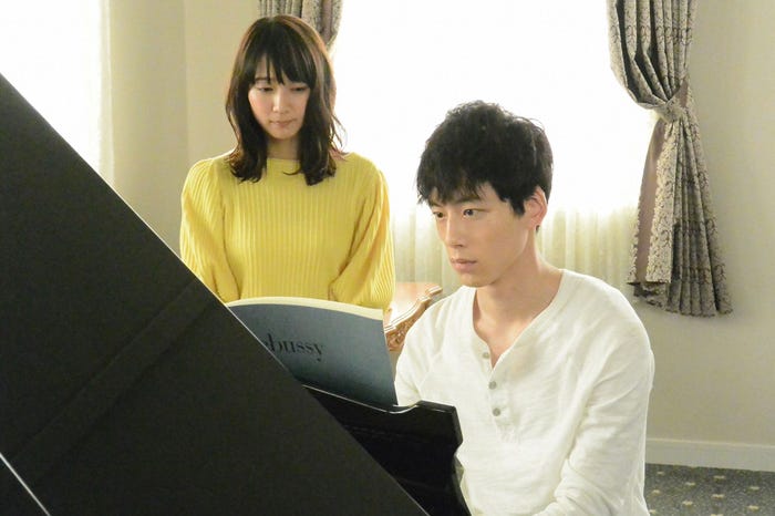 吉岡里帆、坂口健太郎/「ごめん、愛してる」第1話より(画像提供:TBS)