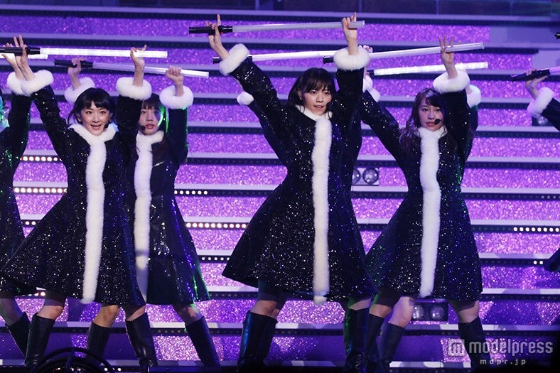 白石麻衣・西野七瀬ら“乃木坂46サンタ”が可愛い！サプライズ発表は