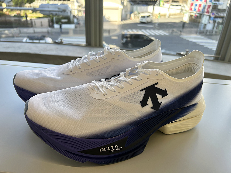 「デサント」 シューズ事業に本腰 ランニング向けの新作販売