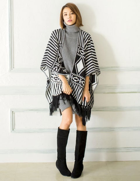 幾何学柄総柄フリンジニットケープ「Re:EDIT by GALSTAR」3,498円（税込）／画像提供：Re:EDIT by GALSTAR