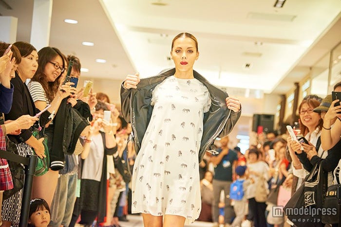 土屋アンナのゲリラファッションショーに歓声 100人集結の 大誕生日会 も モデルプレス 土屋アンナのゲリラファッションショーに歓声 100人集結の 大誕生日会 も モデルプレス