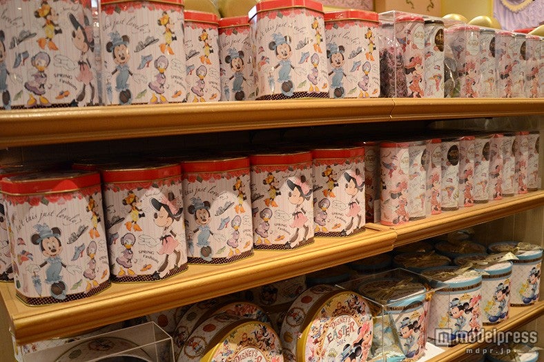 おしゃれなミニー＆デイジーのデザインのお菓子も並ぶ　ダックワーズ￥1300／ディズニーシー