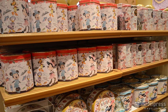 おしゃれなミニー&デイジーのデザインのお菓子も並ぶ ダックワーズ¥1300/ディズニーシー