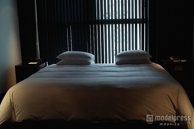 客室一例「黒／BLACK」で統一された空間／photo by Jun Kaneko