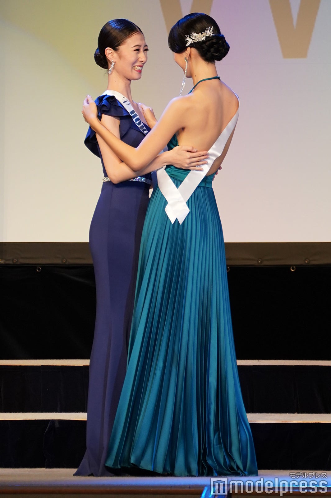 （左）吉田小夏さん（C）モデルプレス