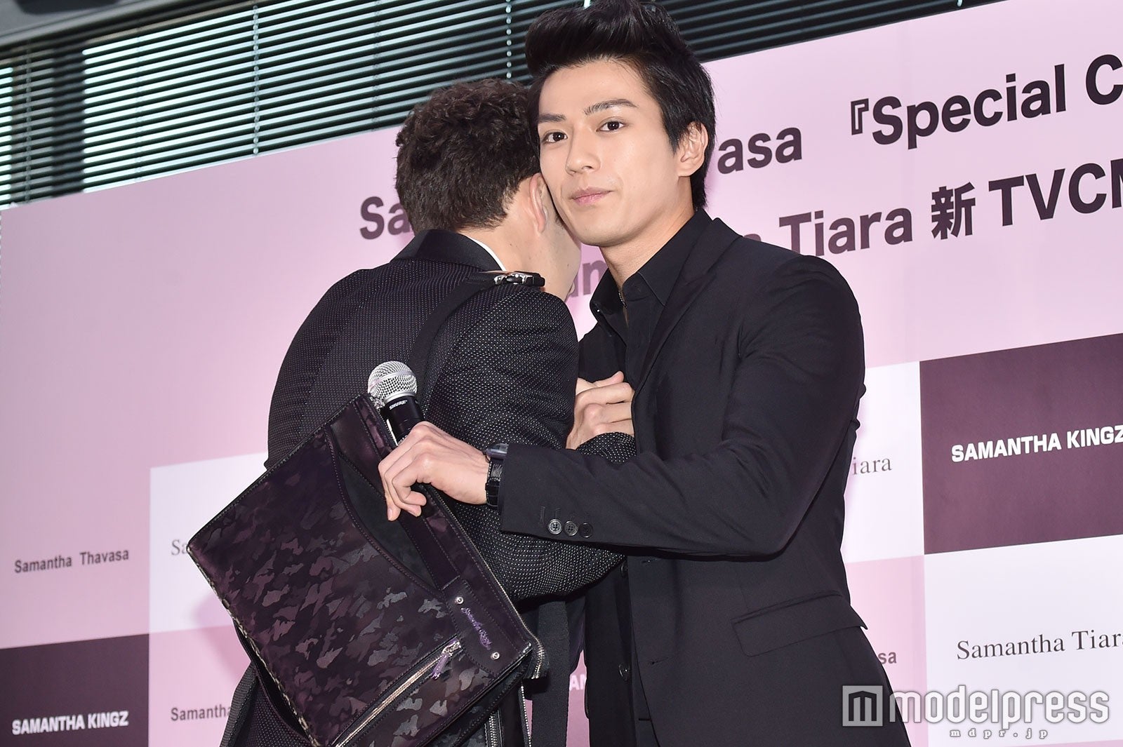 熱い抱擁を交わすオースティン・マホーン、新田真剣佑 （C）モデルプレス