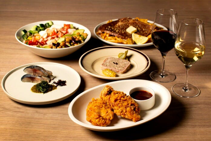 ディナータイムはボリューム満点のメニューとともにお酒が楽しめる空間に（画像提供）