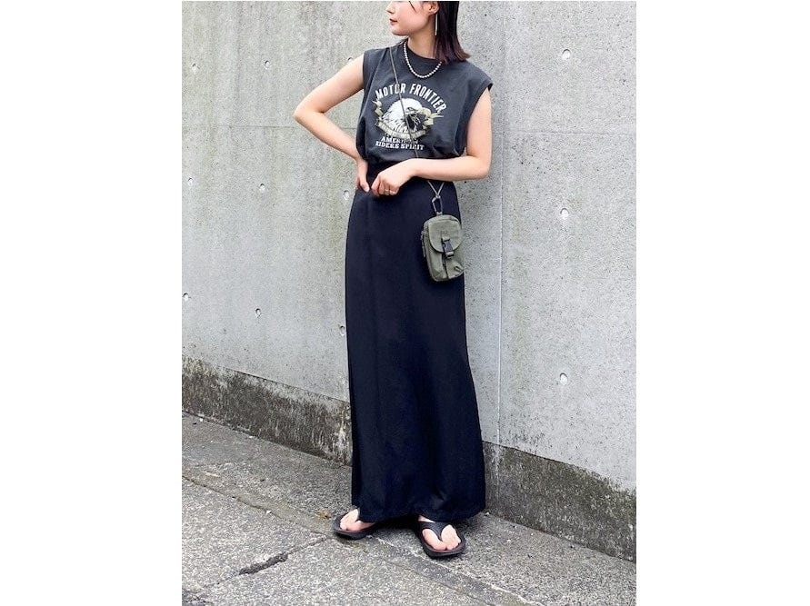 プリントTシャツもスリーブレスなら大人っぽく着られる　出典：WEAR