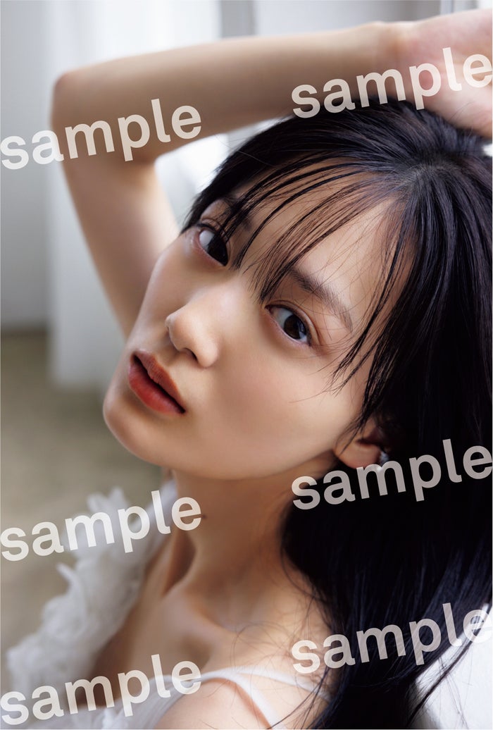 乃木坂46山下美月、胸元チラリ 2nd写真集全16種の書店限定ポストカード解禁＜ヒロイン＞