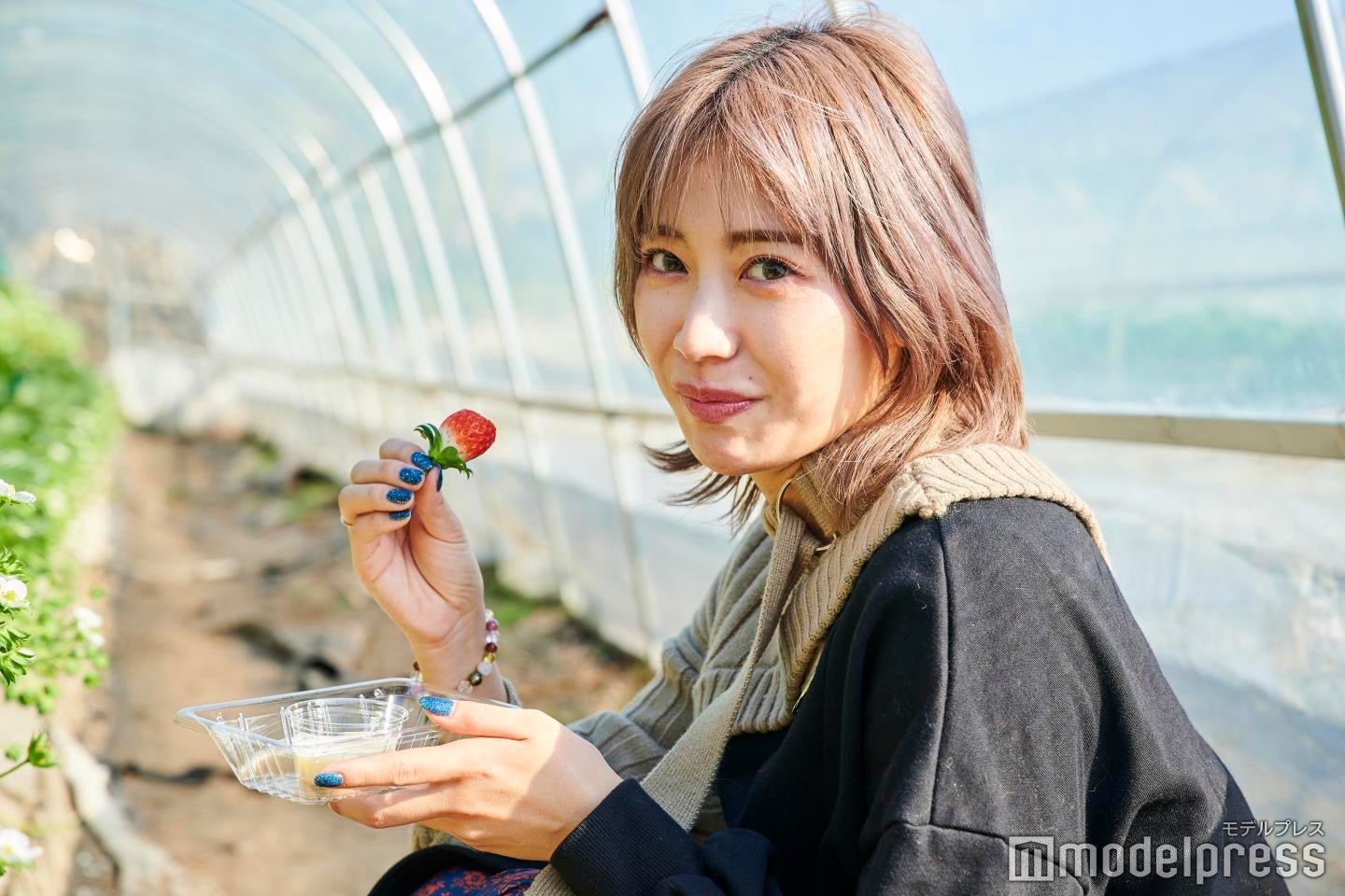 いちごを堪能するひなんちゅ（C）モデルプレス