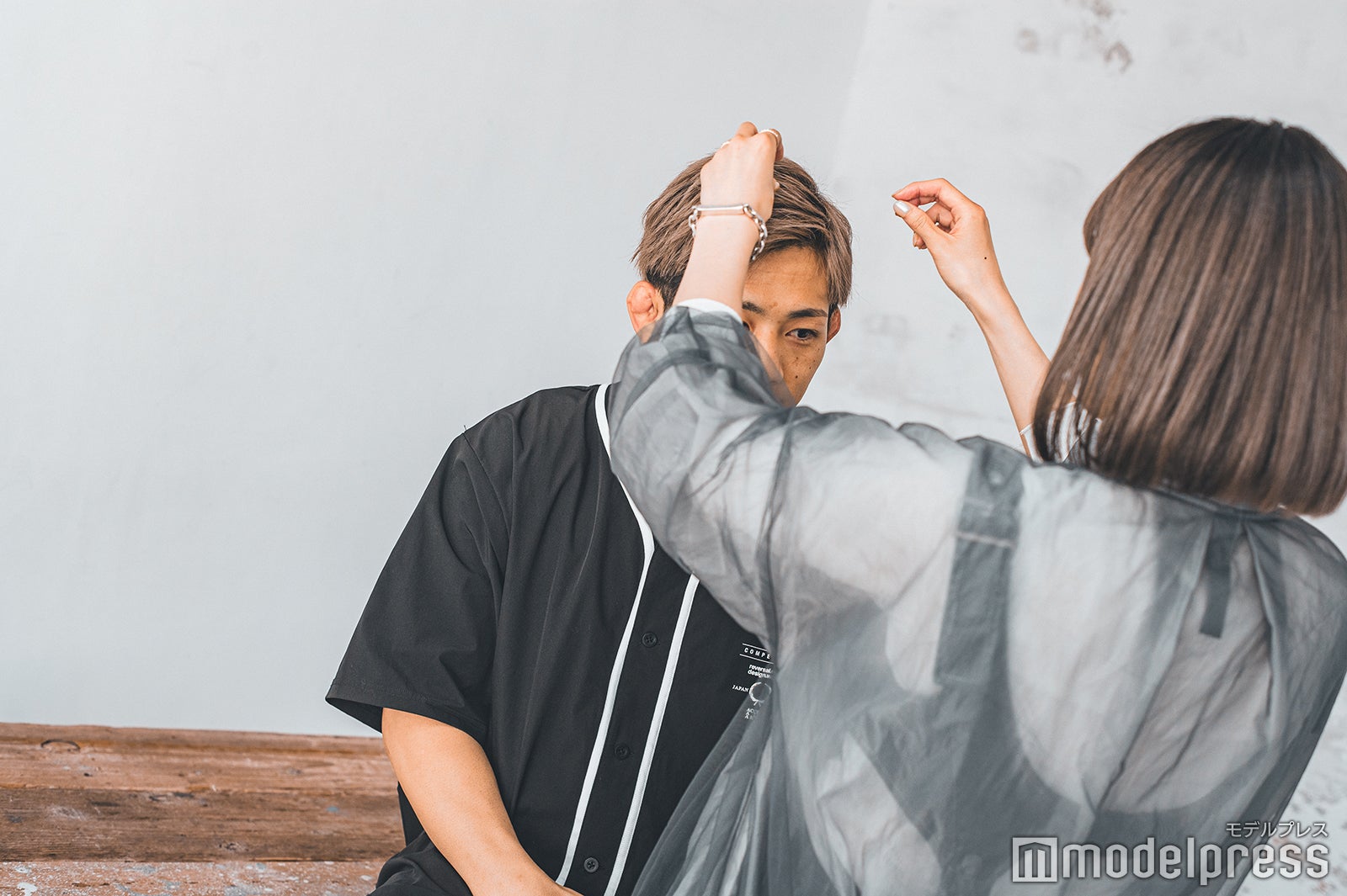 伊藤選手の髪をセッティング中（C）モデルプレス