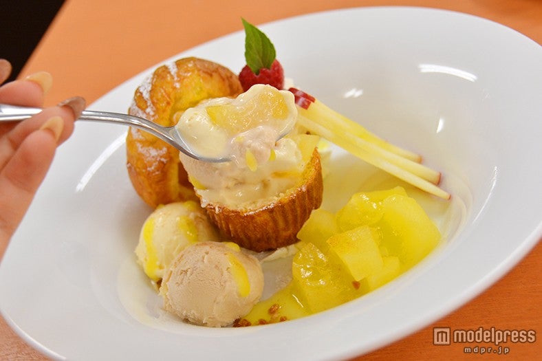 サクサクのポップオーバーの中にはたっぷりのりんごカスタードクリームが／シナモンとバニラのアイスクリームとの相性もばっちり