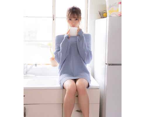 乃木坂46白石麻衣の美脚に視線釘付け“彼女感”あふれるオフショルニット姿公開<新ビジュアル雑誌「WHITE graph」>