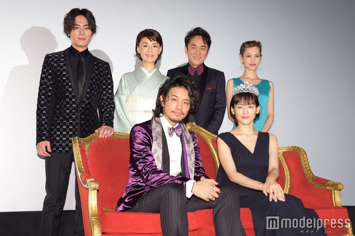 (前列左から)斎藤工、綾瀬はるか/(後列左から)間宮祥太朗、大地真央、市村正親、水原希子(C)モデルプレス