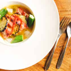 一皿で大満足！オシャレで美味しい「冷製夏野菜のカレースープ」お手軽レシピ【柏原歩のトレンドレシピ】／画像提供：柏原歩