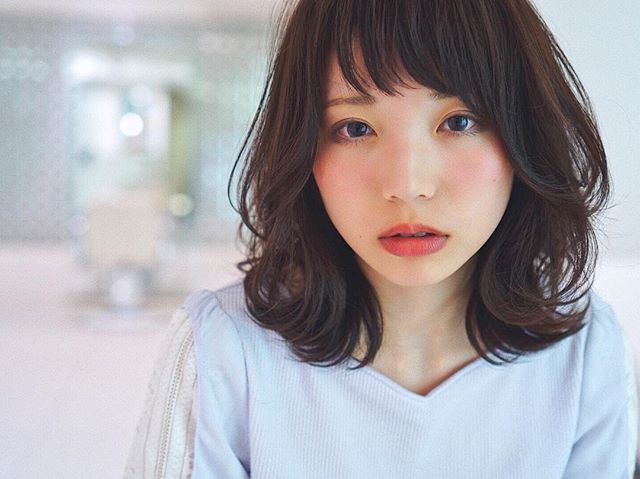 黒髪に似合うミディアムヘア14選 人気の髪型を前髪別に紹介 モデルプレス 黒髪に似合うミディアムヘア14選 人気の髪型を前髪別に紹介 モデルプレス