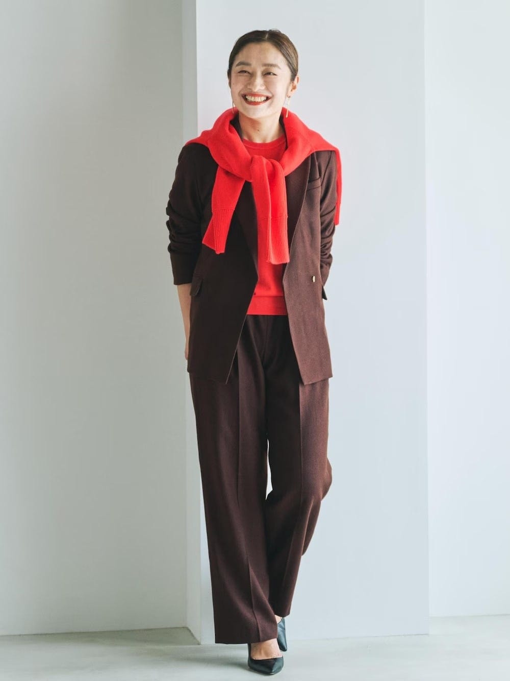 トレンドカラーのブラウンを使ったセットアップに合わせて 出典:WEAR