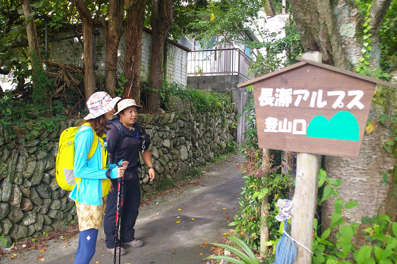 （左）山登りに挑んだ横山エリカ（画像提供：所属事務所）