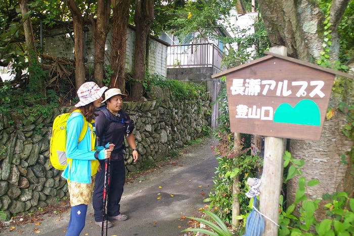 (左)山登りに挑んだ横山エリカ(画像提供:所属事務所)