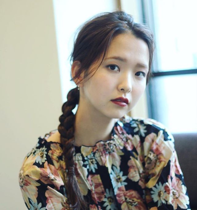 大人っぽい サイド寄せ ヘアアレンジに挑戦 簡単なやり方と一緒にチェック モデルプレス 大人っぽい サイド寄せ ヘアアレンジに挑戦 簡単なやり方と一緒にチェック モデルプレス