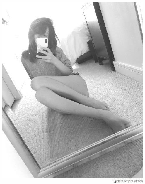 ダレノガレ明美が“細見えポーズ”を伝授　大胆SEXYショットで美脚もあらわに