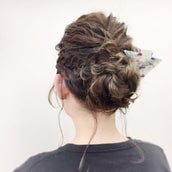 簡単華やか バックカチューシャのヘアアレンジから作り方まで モデルプレス 簡単華やか バックカチューシャのヘアアレンジから作り方まで モデルプレス