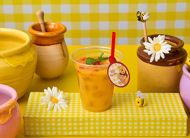 オレンジ＆マンゴージュース　税込990円（C）Disney. Based on the "Winnie the Pooh" works by A.A. Milne and E.H. Shepard.