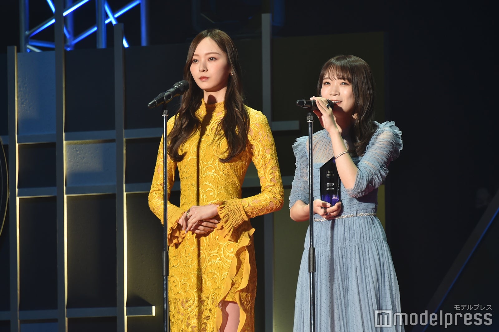 梅澤美波、秋元真夏（C）モデルプレス