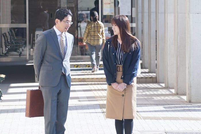 野間口徹、深田恭子/「隣の家族は青く見える」第7話より(C)フジテレビ