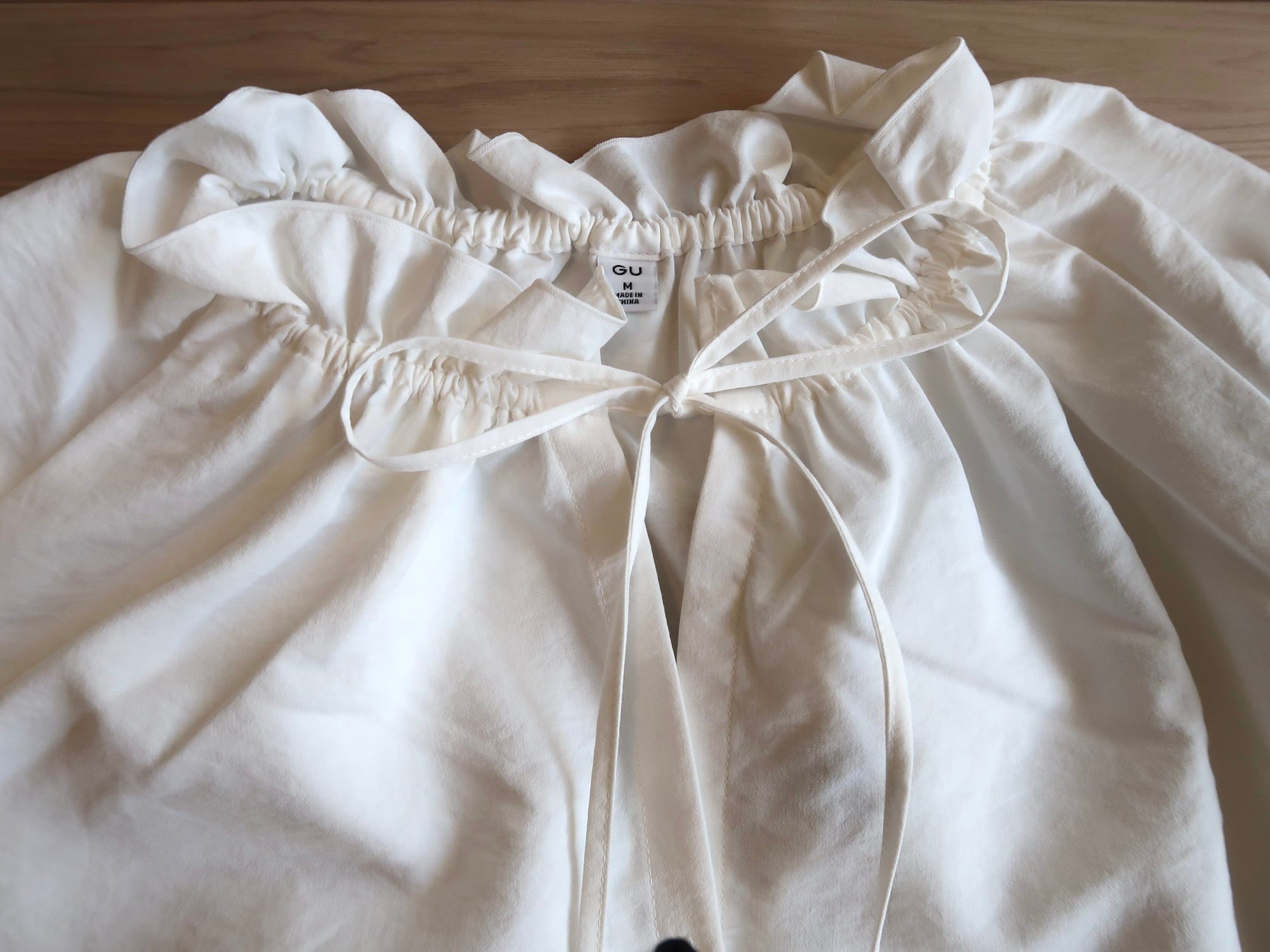 細かなギャザーがたくさんの小さめフリルが上品かつ大人かわいいポイント