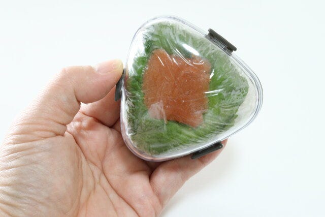 ダイソーのごちそうおにぎりケースは高透明で具がきれいに見える