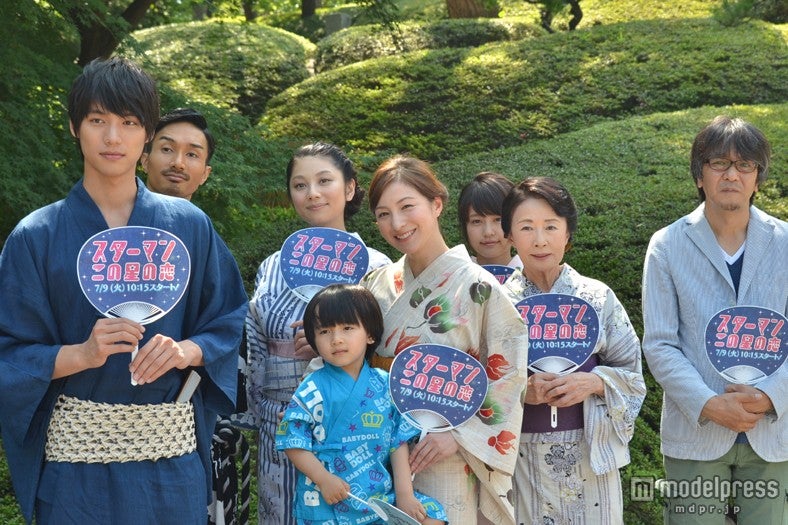 「スターマン・この星の恋」制作発表会に出席した（後列左から）KENCHI、小池栄子、有村架純（前列左から）福士蒼汰、子役・五十嵐陽向、広末涼子、吉行和子、脚本家の岡田惠和氏