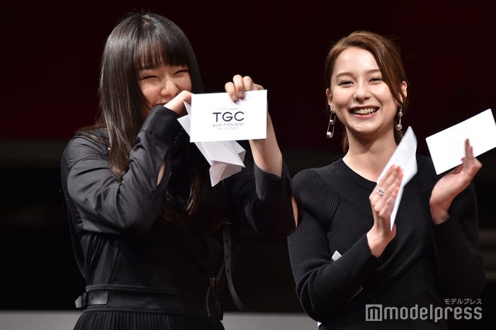 抽選を引き当てて喜ぶ桜井日奈子(左) (C)モデルプレス