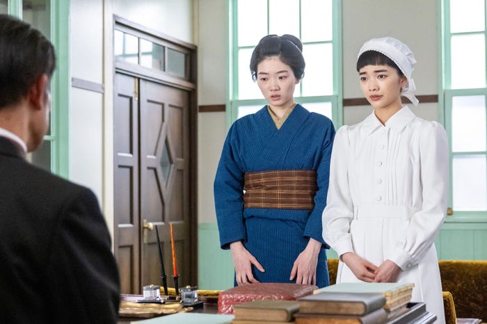 東野絢香、見上愛「風、薫る」第65話(C)NHK