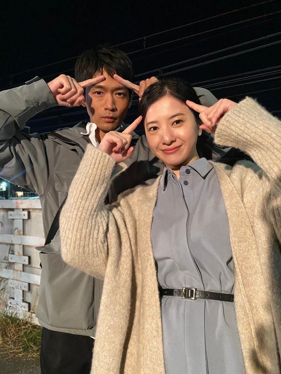 「最愛」吉高由里子＆松下洸平“ハチポーズ”2ショット公開「涙目になってる？」「嬉し涙であってほしい」の声