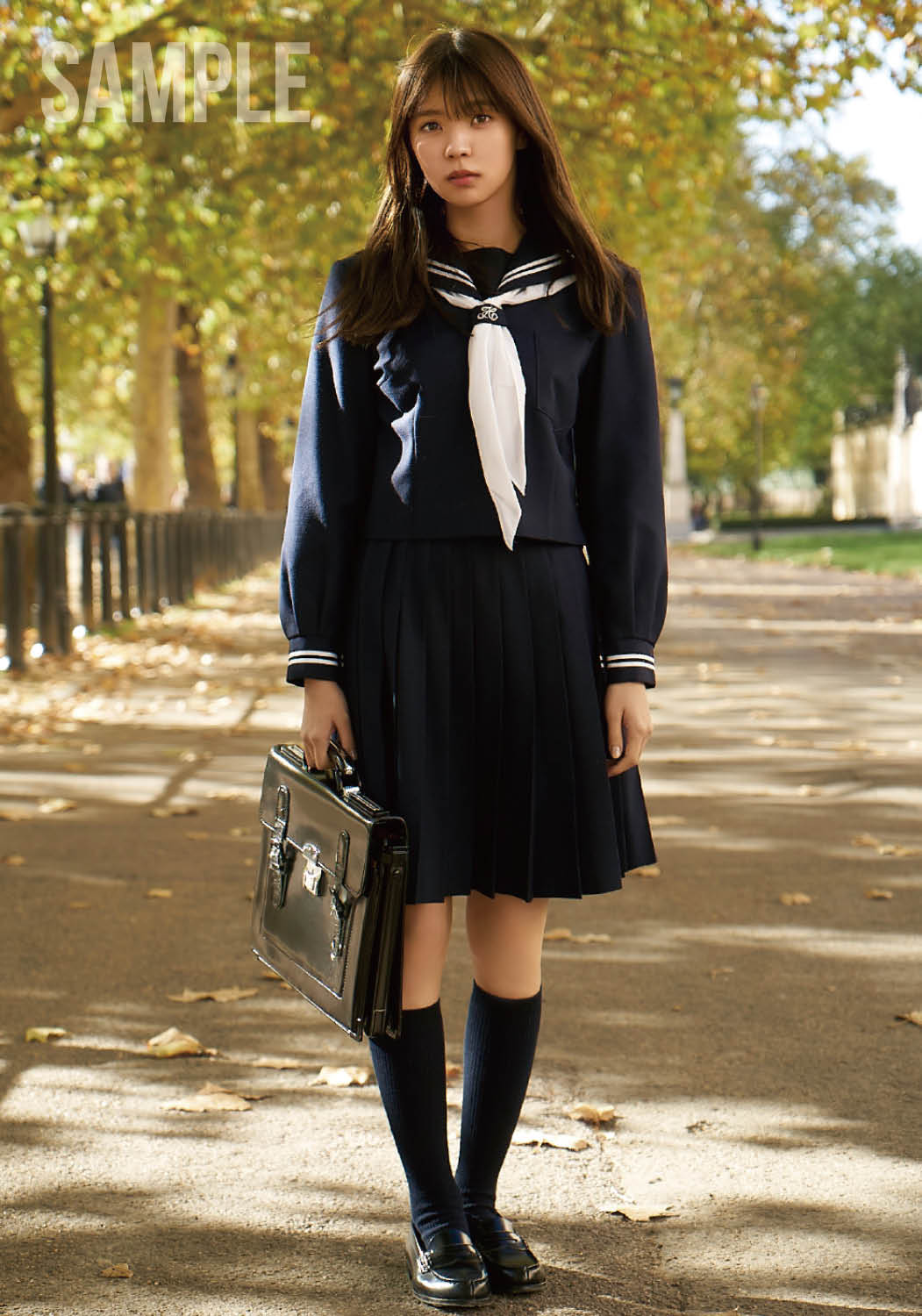 小林由依／店舗（文教堂）限定生写真（画像提供：KADOKAWA）