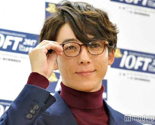 高橋一生、タートルネック×メガネが癒やし!微笑みに胸キュン「第30回 日本メガネベストドレッサー賞」