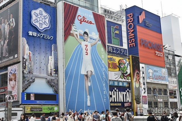 綾瀬はるかの特別工事幕になっていた大阪・道頓堀グリコ看板